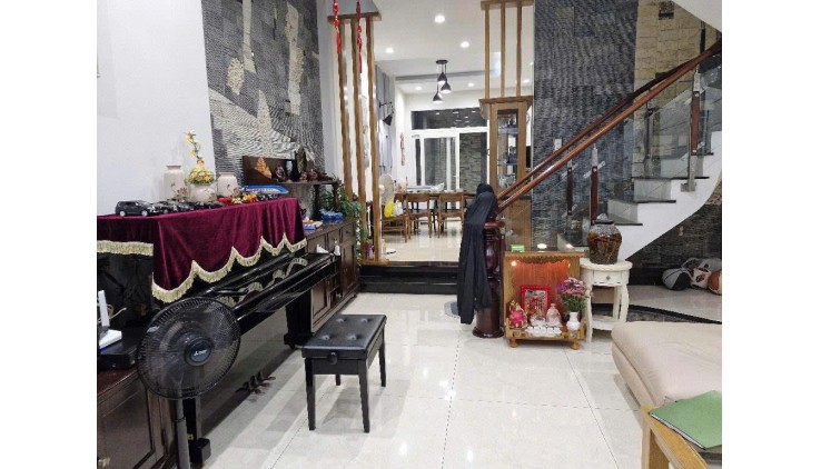 Cực Hiếm! Nhà Đẹp 3T, Linh Tây Thủ Đức, Chỉ 8.7 Tỷ, Sổ Hồng Chính Chủ
